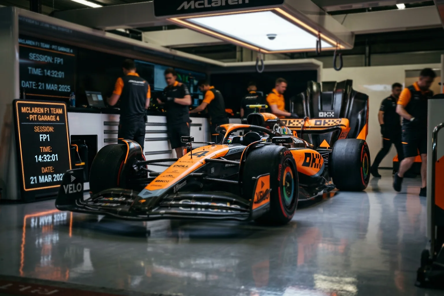 Moderner McLaren Formel 1 Bolide in Papaya-Orange in einer professionellen Boxengarage mit 2025-Anzeige