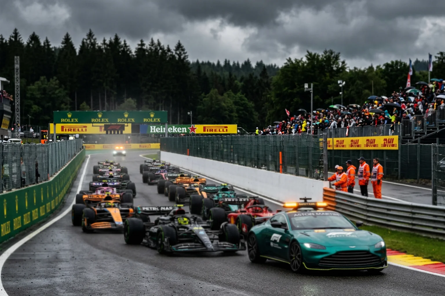 Formel 1 Autos dicht hinter dem Safety Car aufgereiht
